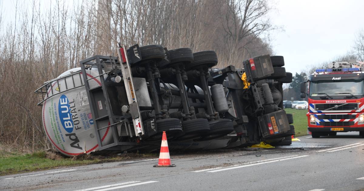 Vrachtwagen gekanteld in Sluiskil, chauffeur gewond.