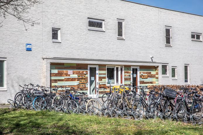 Om te voorkomen dat de slaapzalen bij daklozenopvang De Herberg een bron van besmetting zouden kunnen worden, krijgen daklozen die corona-verschijnselen vertonen een eigen quarantaineplek op een andere locatie.