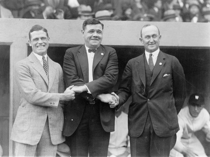 Honkballer George Herman ‘Babe’ Ruth (m) met Georgde Sisler (l) en Ty Cobb (r) in 1924 bij de World Series Baseball in Washington.
