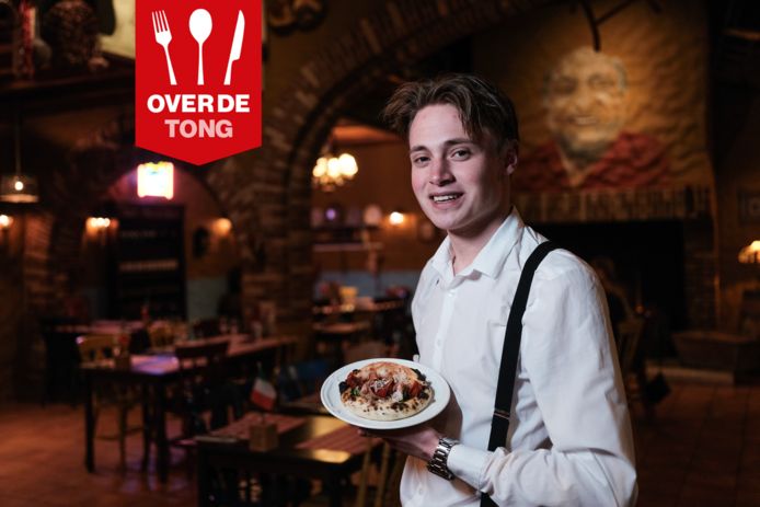 Jelmer van Trattoria Toscana in Lievelde serveert kleine pizza's uit de houtoven.
