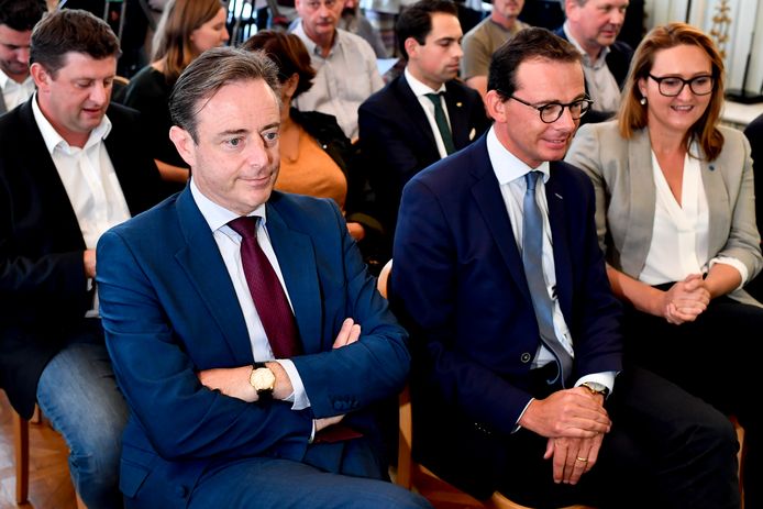 De partijvoorzitters achter de Zweedse regering. Van links naar rechts: Bart De Wever (N-VA), Wouter Beke (CD&V) en Gwendolyn Rutten (Open Vld).