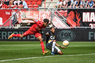 LIVE: Twente-NAC opnieuw kort stilgelegd vanwege vuurwerk