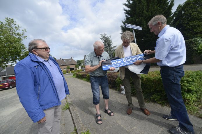 Van links naar rechts: dorpsraadvoorzitter Ad Verhagen, en actievoerders Theo Hoeks, Rini Boeijen en Leo Hoeks.