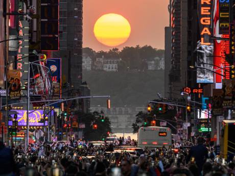 Op zoek naar het perfecte plaatje in New York: duizenden komen af op ‘Manhattanhenge’