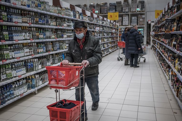 Mensen winkelen in een supermarkt in Moskou. Beeld ANP / The New York Times Syndication