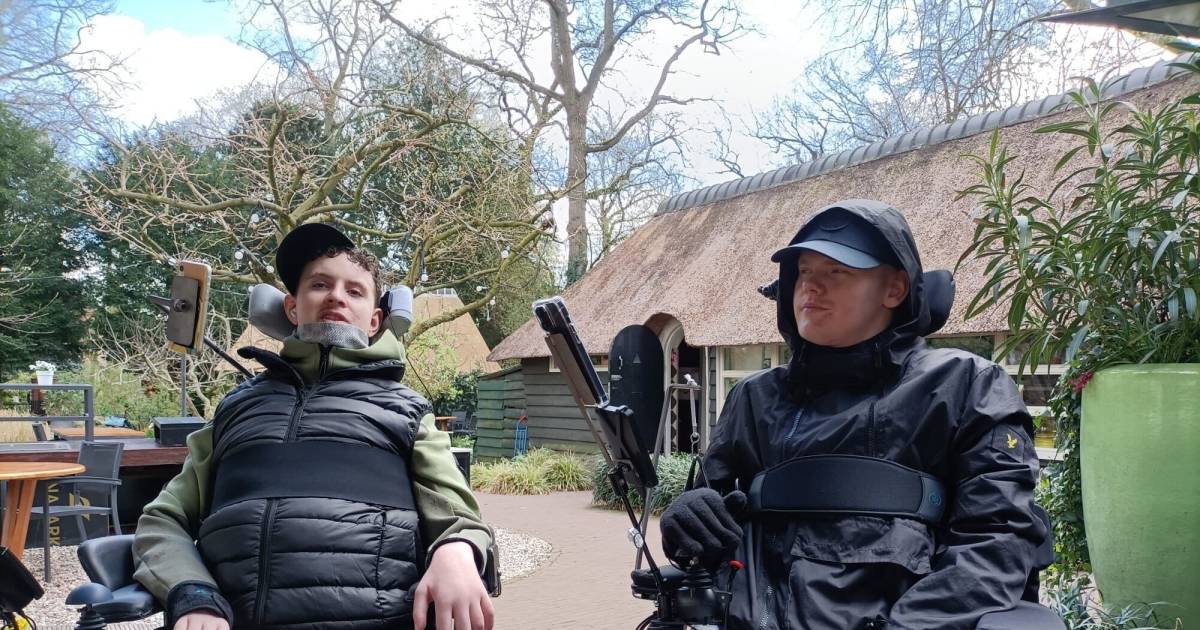 Tijs en Jeremiah beiden in rolstoel na soortgelijk ongeval: ‘Ongeluk ook nog op elkaars verjaardag’.