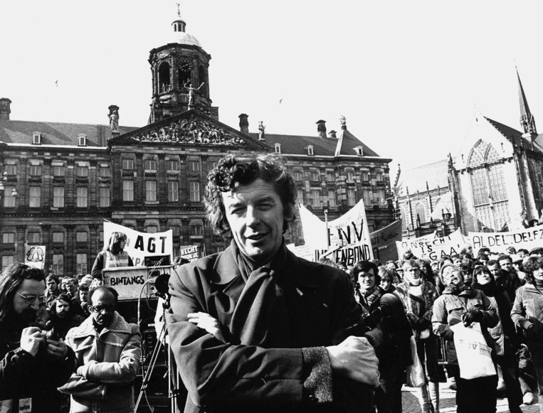 1980: FNV-voorzitter Wim Kok op de Dam te Amsterdam, waar een grote demonstratie tegen het loonbeleid van de regering werd gehouden. Beeld ANP