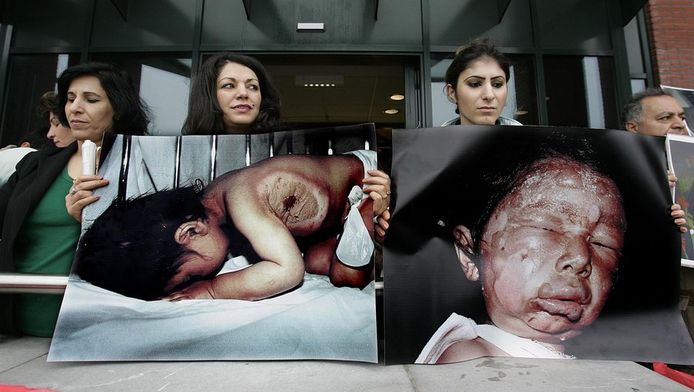 Iraakse Koerden demonstreren voor de rechtbank in Rotterdam. Zij dragen beelden bij zich van slachtoffers van de chemische aanval op Halabja in 1988. (Archieffoto 2005)