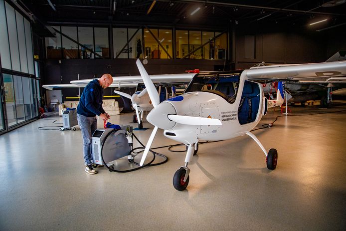 Merlijn van Vliet van de E-Flight Academy laadt een elektrisch vliegtuig op in de hangar, waar binnenkort met financiële steun van Europa een E-campus wordt geopend.