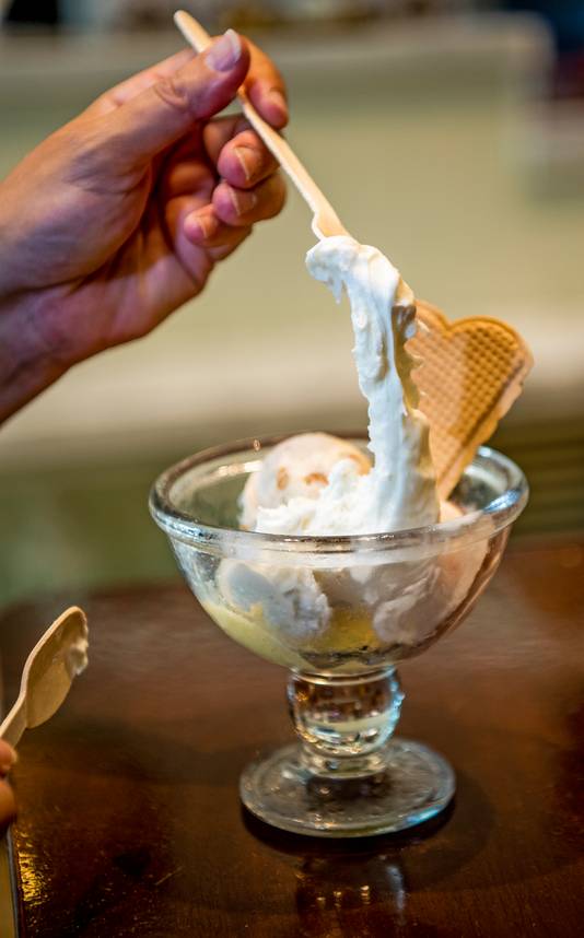 Dondurma is stevig, plakkerig ijs dat je kunt uittrekken tot wel een halve meter.