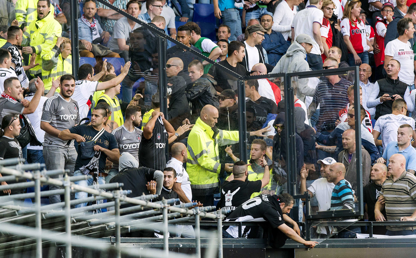 Feyenoord Hooligans Zoeken Confrontatie Met Turkse Fans Foto Ad Nl