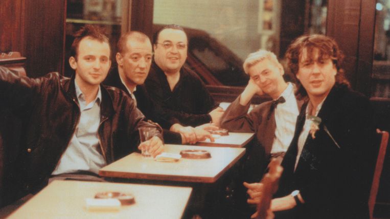 ‘We hebben elkaar leren kennen op café in Brussel. Een shot geven tegen het establishment: dat is wat ons bond.’ (v.l.n.r.: Deruddere, Josse De Pauw, Marc Didden, Jan Decorte en Arno) Beeld VRT