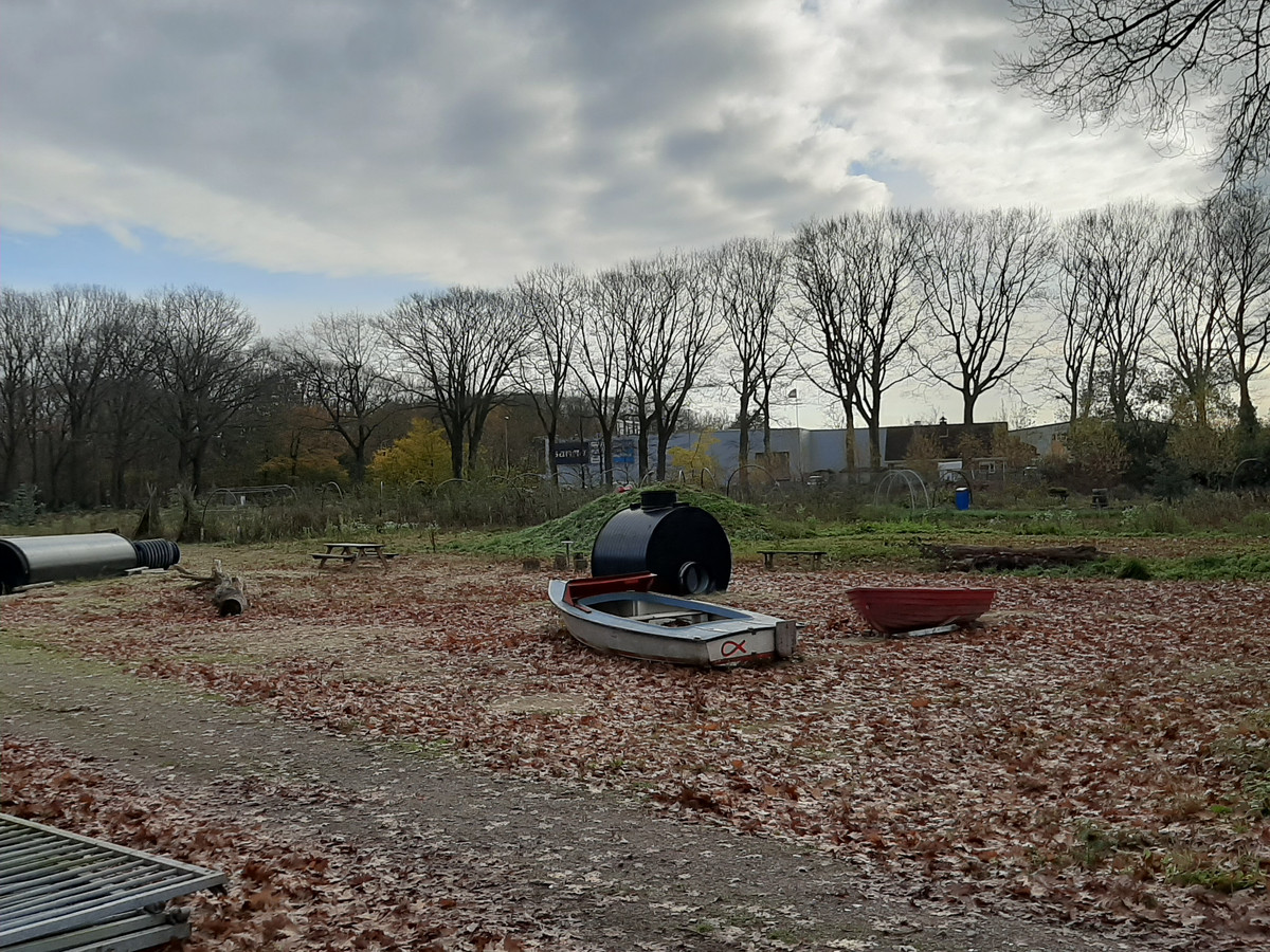 Het terrein van de kinderboerderij in Nijverdal ziet er verlaten en wat haveloos uit. Vanwege de corona-uitbraak is het maandenlang niet onderhouden door vrijwilligers.