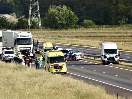 Automobilist gewond door botsing met bedrijfsbusje op A73