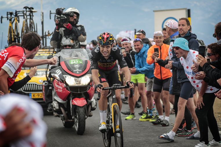 Wout van Aert in de slotmeters van de tweede beklimming van de Mont Ventoux. Beeld photo: Cor Vos