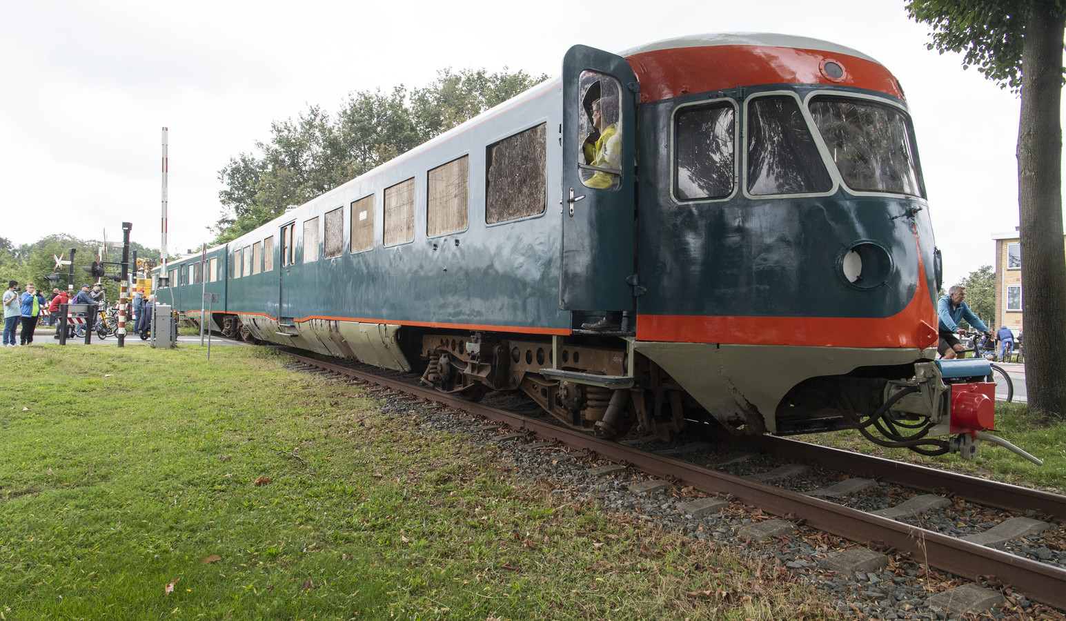 Trein de Blauwe Engel trekt bekijks tussen Veldwijk en Twekkelo ‘Weer terug waar hij hoort
