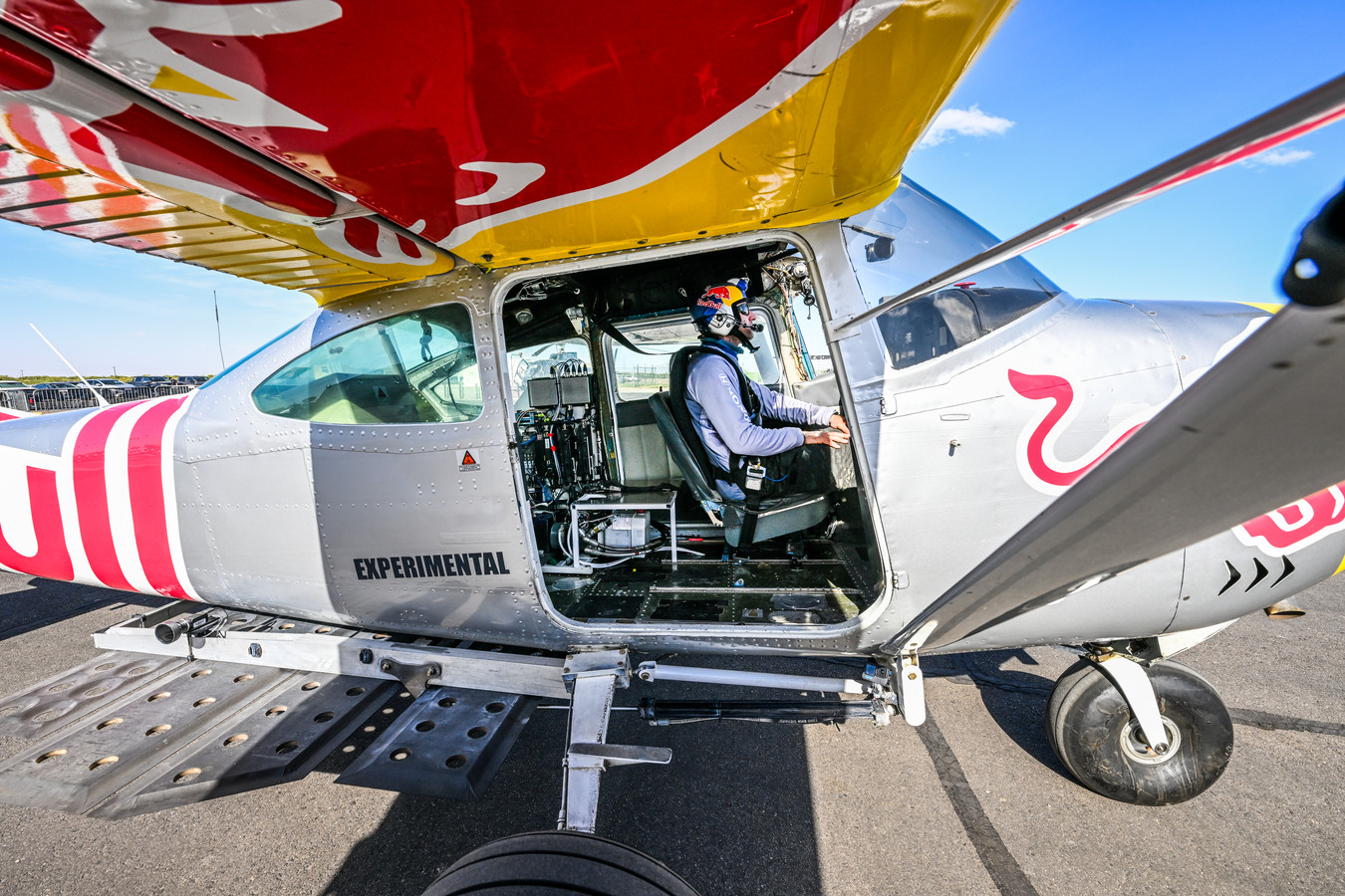 Skydiver Andy Farrington voor een testvlucht.