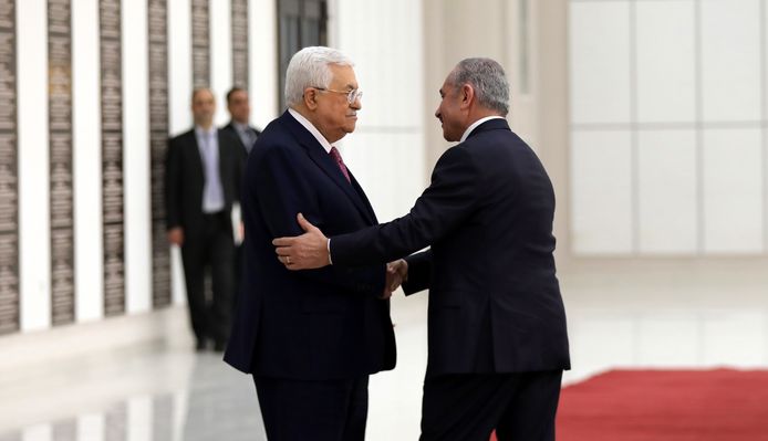 President Abbas schudt de hand van de door hem ingezworen premier Mohammed Schtaje