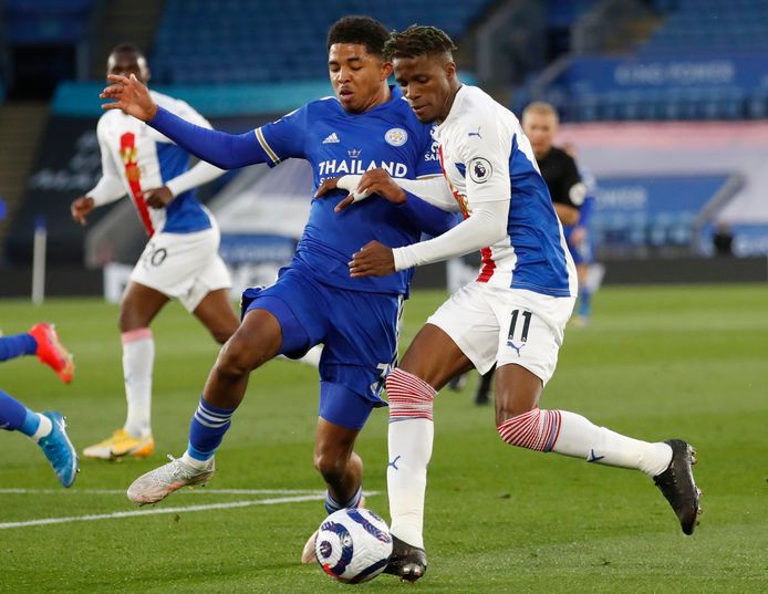Wesley Fofana (links) in duel met Wilfried Zaha.