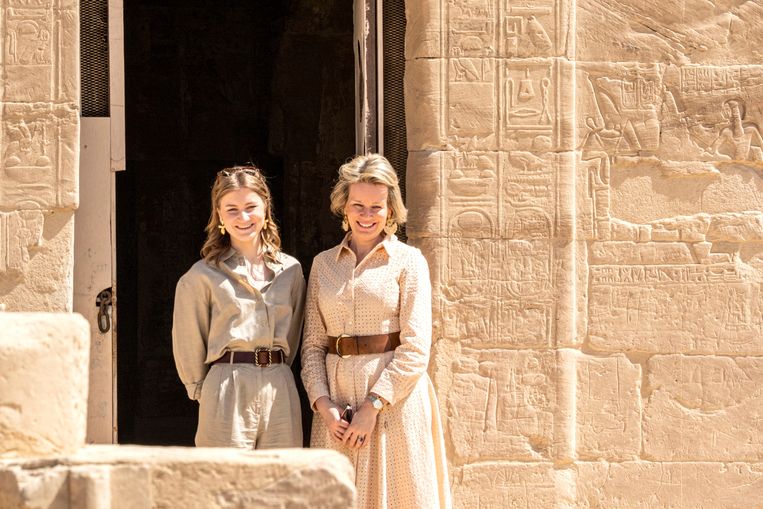 Mathilde en Elisabeth bij de Luxortempel. Beeld BrunoPress/Abaca Press