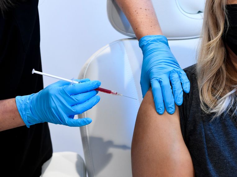 Een vitamine B12-injectie toegediend. Beeld Getty Images