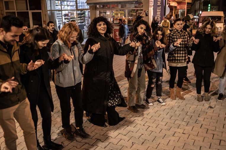 Een volksdans na afloop van het concert in Pülümür. Beeld Nicola Zolin