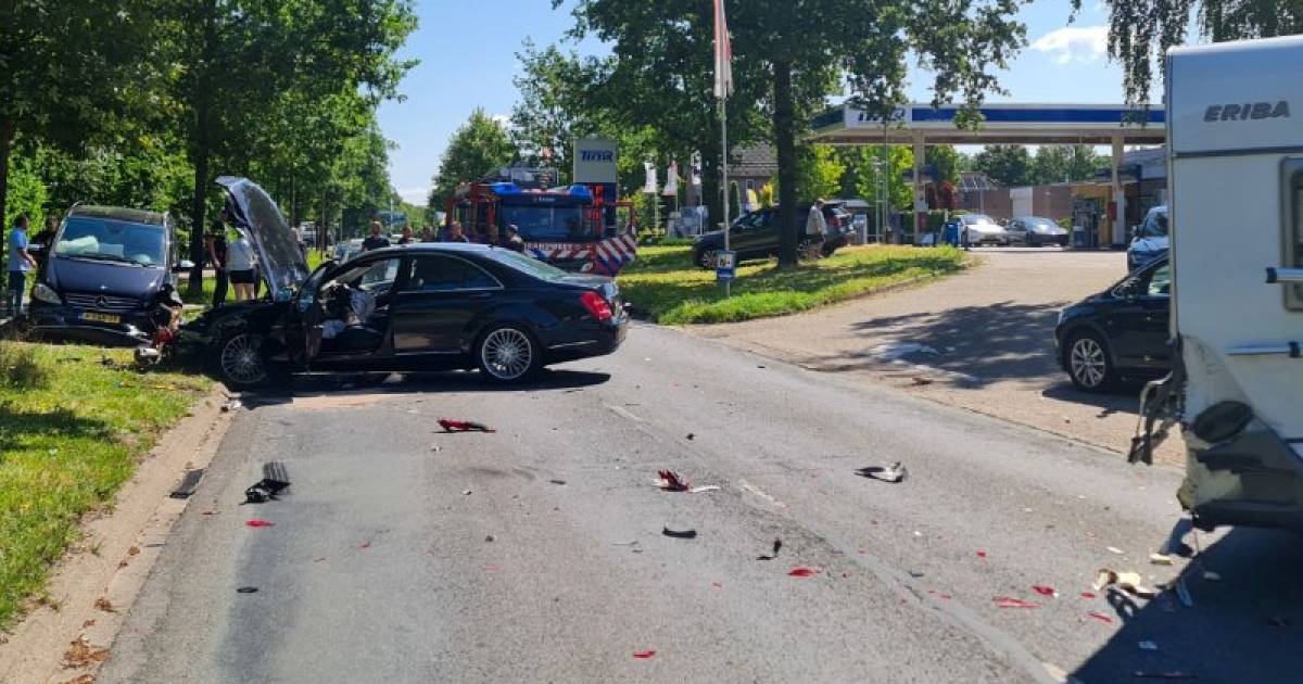Ongeluk in Losser nadat auto met caravan keert op de weg: drie gewonden.