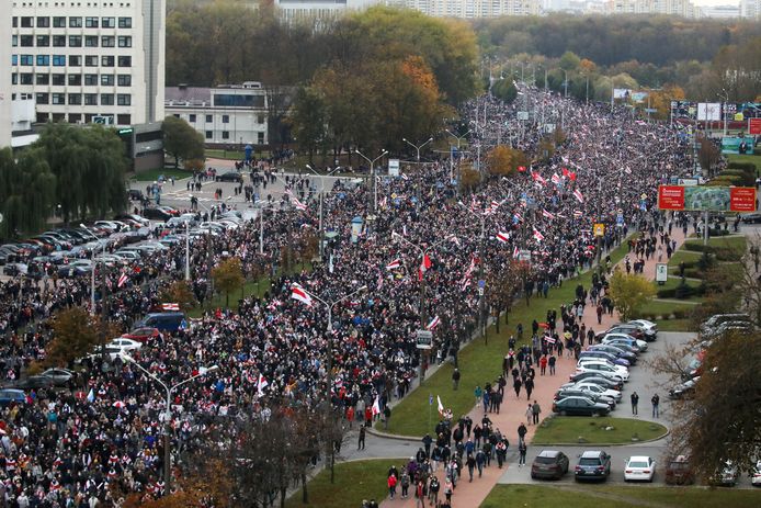 Honderden mensen kwamen op zondag de straat op in Minsk uit protest tegen de Wit-Russische president Aleksandr Loekasjenko.