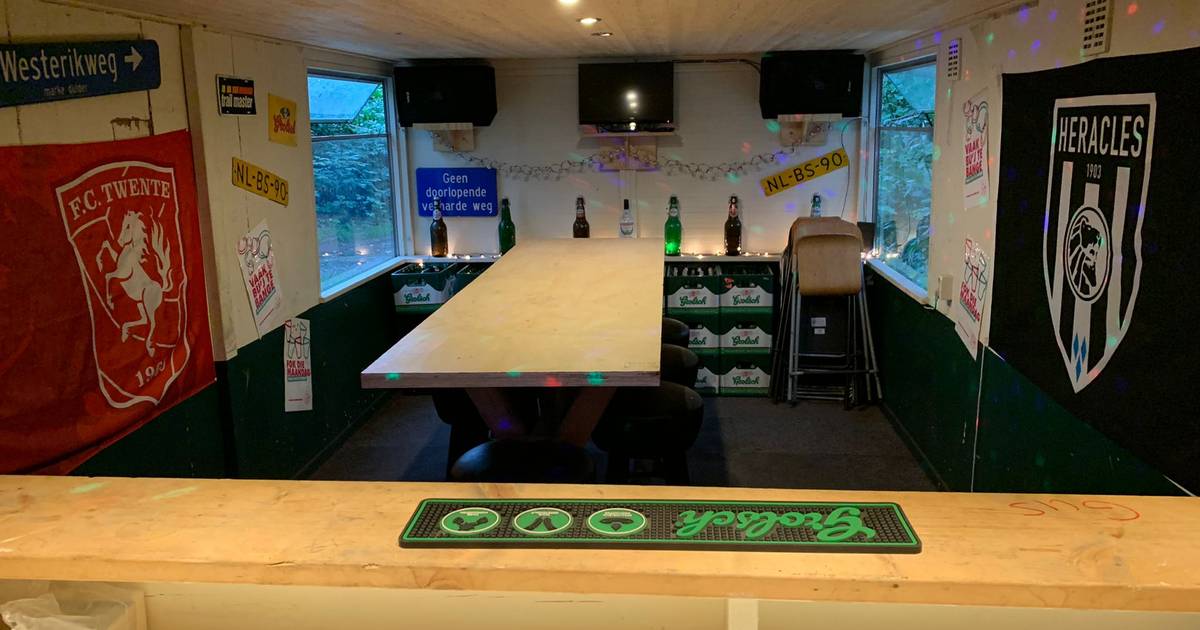 Vriendengroep uit Saasveld verkoopt complete feestkeet: ‘De kratten bier houden we zelf’