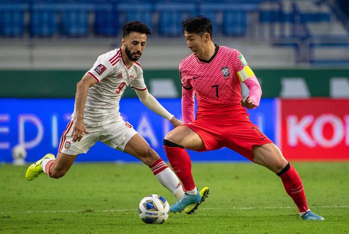 Bandar al-Ahbabi in duel met Heung-Min Son, de aanvoerder en sterspeler van Zuid-Korea.