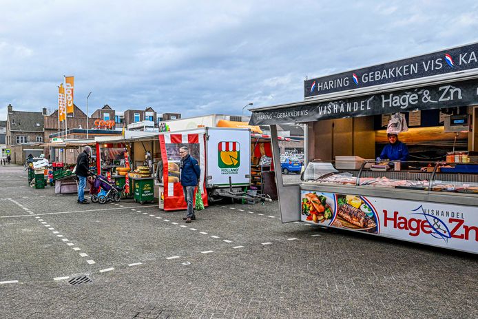 Nog maar drie kramen op de Oudenbossche weekmarkt. Groenten en fruit, vis en kaas. De Hindoestaan met dameskleding heeft zich afgemeld.