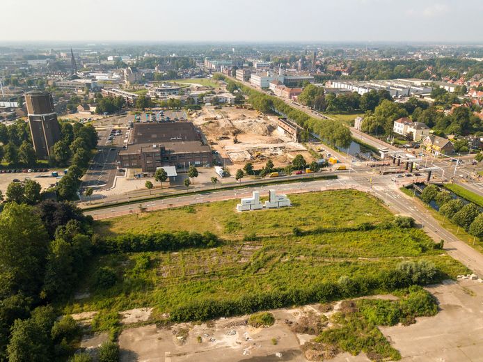 De kanaalzone in het centrum van Helmond ziet er over een paar jaar heel anders uit. Op de voorgrond het braakliggende terrein van Ons Oostende/Ons Willem (170 woningen), ooit de locatie van het postsorteercentrum. In de kale vlakte in het midden(bij de watertoren en de AH) hebben de oude Edah-kantoren plaatsgemaakt voor straks Oranjekade (265 woningen). Iets verderop bij het Geukerspark komt De Weef (67 appartementen).