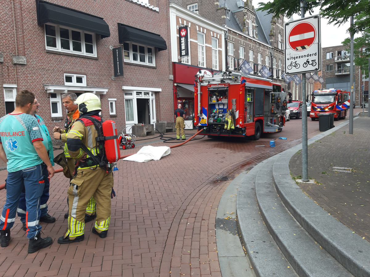 De brandweer kon de plek des onheils in het hotel aan de kant van het Waagplein binnenkomen.