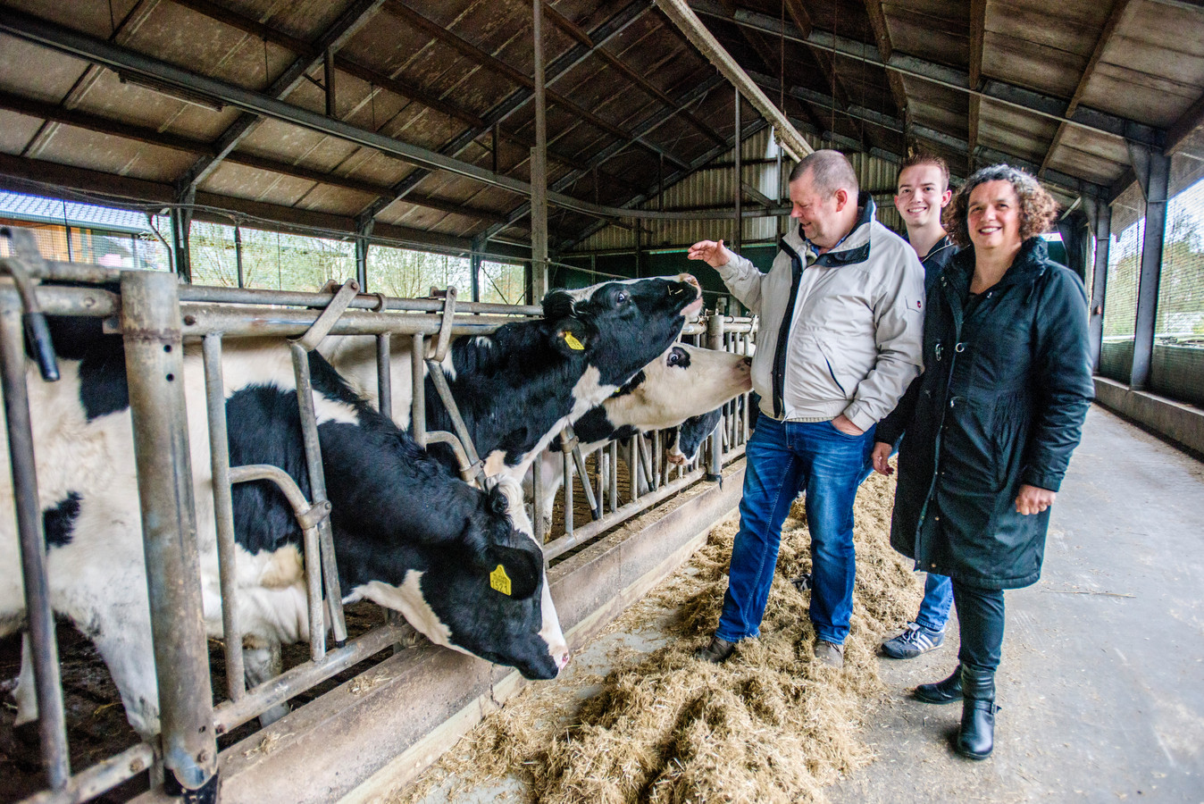 Jan van Esch, hier met zijn vrouw en zoon Arjan, droomt in Heukelom al jaren van een tuin voor zijn koeien.