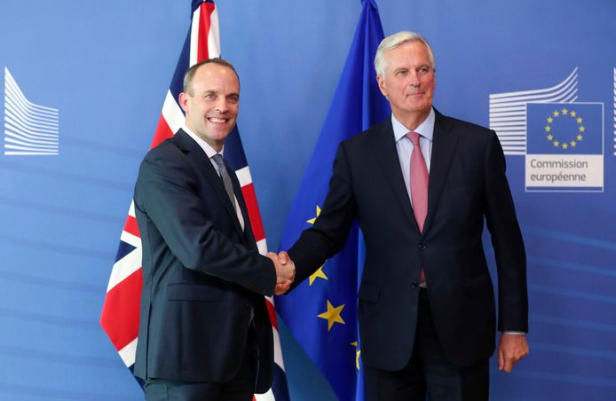 EU-hoofdonderhandelaar Michel Barnier (r.) ontmoette gisteren nog de kersverse Britse brexit-minister Dominic Raab (l.)