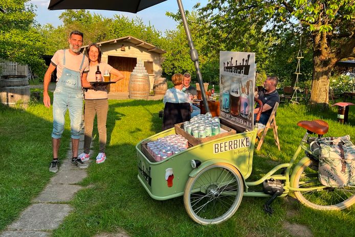 Frederik De Backer en Lies Strickaert openden naast Die Volstruis langs de Oudenaardsesteenweg in Bambrugge een biertuin met hun eigen 'Beerbird'-bieren.
