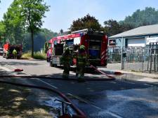 Caravan brandt uit in Oss, veel zwarte rook te zien