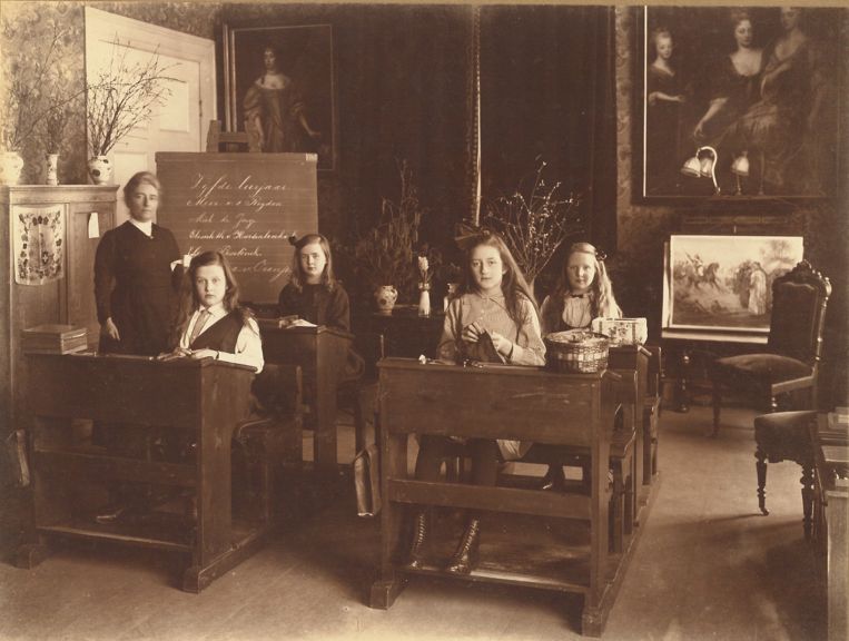Schoolklas van Juliana in Paleis Noordeinde, 1920 Beeld Koninklijke Verzamelingen, Den Haag,Christiaan Maria Dewald