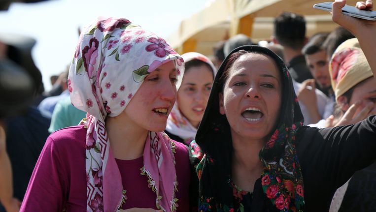 Nabestaanden rouwen om de slachtoffers van de aanslag. Beeld ap