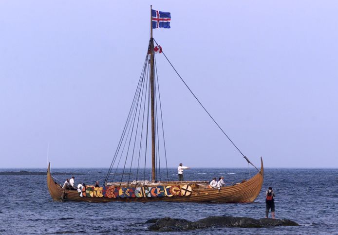 Een replica van het schip ‘Islendingur’ voor de kust van het vissersdorpje L‘Anse aux Meadows in Newfoundland, Canada.