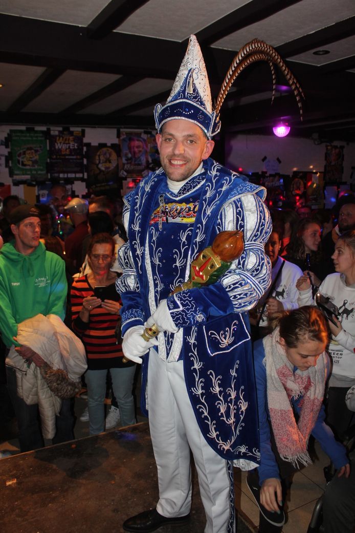 Prins Meyst voor kostuum in blauw en wit vol betekenis: “Met een lach en een traan, zoals het leven en carnaval” | Aalst | hln.be