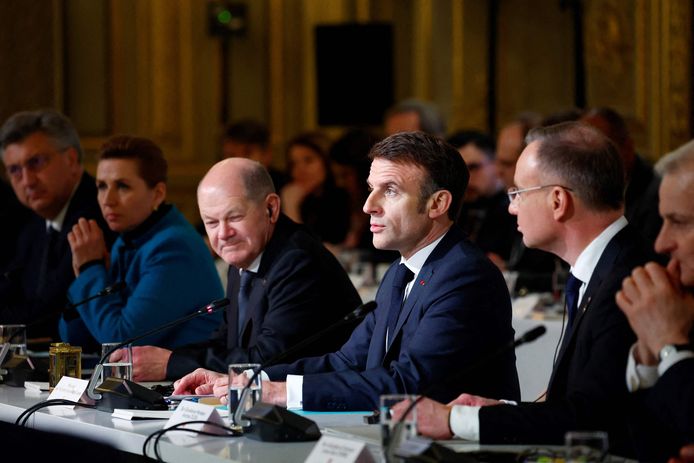 De Duitse bondskanselier Olaf Scholz naast president Emmanuel Macron gisteren op de Europese top over steun aan Oekraïne.