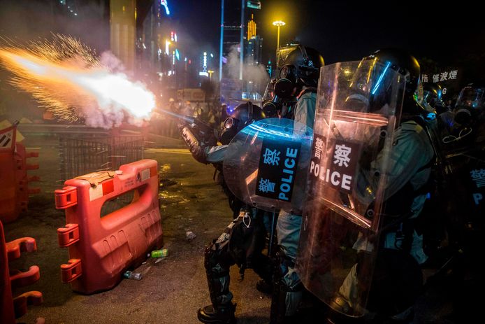 Politie vuurt traangas af in Hongkong.