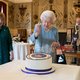 Lief! Queen Elizabeth glundert bij haar jubileumtaart