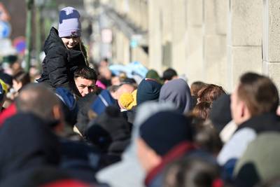 Dienst Vreemdelingenzaken over chaos bij registratie Oekraïense vluchtelingen: “Regering wíst dat het hier te klein zou zijn”