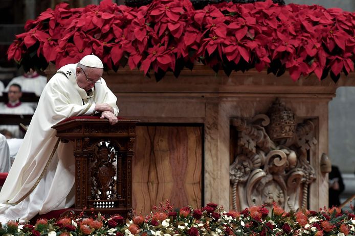 Tijdens de kerstnachtmis in de Sint-Pietersbasiliek in Rome sprak paus Franciscus kritisch over de menselijke hebzucht en overdreven consumptiedrang. ,,Niet materiële rijkdom, maar liefde voedt het leven.’’