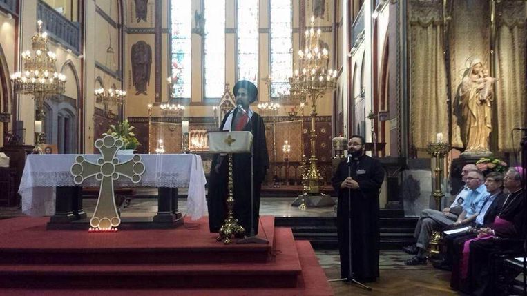 Iraakse moslims en christenen bidden samen voor de vrede in Antwerpen Beeld Mohamed Karem