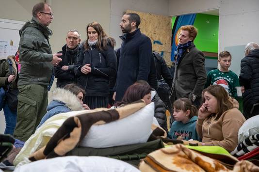 Wilmès en staatssecretaris Mahdi tijdens een bezoek aan een opvangplaats voor Oekraïense vluchtelingen in Polen.