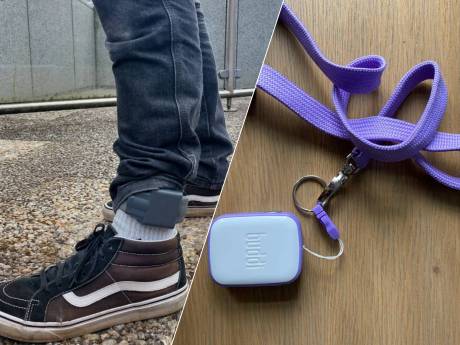 Voordeur en ramen volgeplakt met tientallen dreigbrieven: ‘In één klap is je leven weg’ 