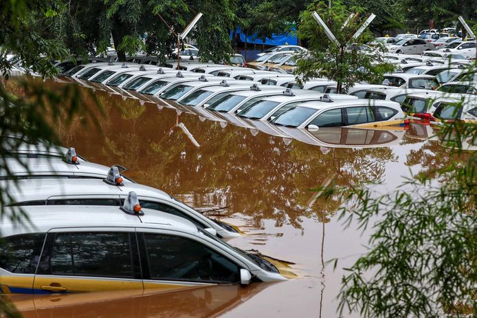 Taxi's staan onderwater in Jakarta.
